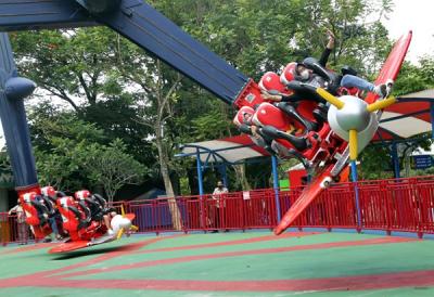 Pengunjung menikmati salah satu wahana permainan di taman rekreasi Jungleland, Sentul, Kabupaten Bogor, Jawa Barat, Jumat (17/12/2021).