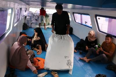 Anak buah kapal ojeg tradisional tujuan Kaliadem kepulauan seribu mengangkut logistik yang akan diangkut ke dalam kapal atau ojeg di Pelabuhan Kali Adem.