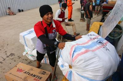 Anak buah kapal ojeg tradisional tujuan Kaliadem kepulauan seribu mengangkut logistik yang akan diangkut ke dalam kapal atau ojeg di Pelabuhan Kali Adem.