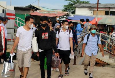 Anak buah kapal ojeg tradisional tujuan Kaliadem kepulauan seribu mengangkut logistik yang akan diangkut ke dalam kapal atau ojeg di Pelabuhan Kali Adem.
