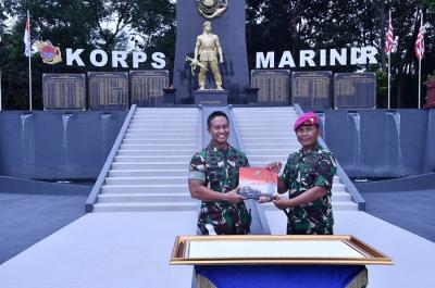 Panglima TNI Jenderal TNI Andika Perkasa melaksanakan kunjungan kerja ke Ksatrian Hartono Marinir, Cilandak, Jumat (17/12/2021).