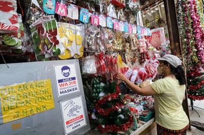 Pengunjung memilih barang pernak-pernik hiasan Natal di Pasar Asemka, Jakarta Barat, Sabtu (18/12/2021).