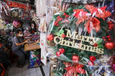 Pengunjung memilih barang pernak-pernik hiasan Natal di Pasar Asemka, Jakarta Barat, Sabtu (18/12/2021).