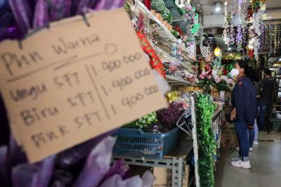 Pengunjung memilih barang pernak-pernik hiasan Natal di Pasar Asemka, Jakarta Barat, Sabtu (18/12/2021).