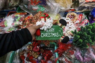 Pengunjung memilih barang pernak-pernik hiasan Natal di Pasar Asemka, Jakarta Barat, Sabtu (18/12/2021).