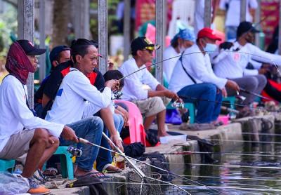 Lomba mancing antar jurnalis nasional di Kolam Pemancingan Deluna Adhiraja, Depok, Jawa Barat, Sabtu (18/12/2021).