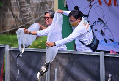 Lomba mancing antar jurnalis nasional di Kolam Pemancingan Deluna Adhiraja, Depok, Jawa Barat, Sabtu (18/12/2021).