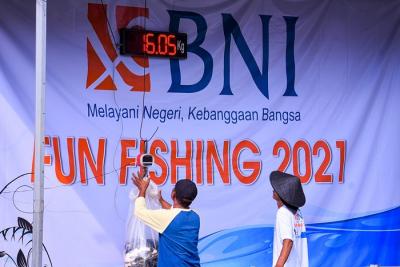 Lomba mancing antar jurnalis nasional di Kolam Pemancingan Deluna Adhiraja, Depok, Jawa Barat, Sabtu (18/12/2021).