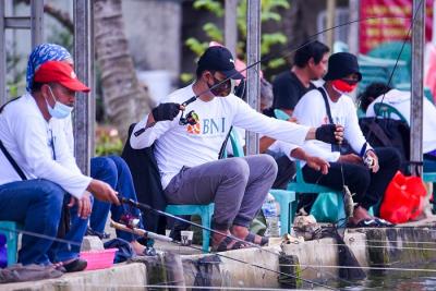 Lomba mancing antar jurnalis nasional di Kolam Pemancingan Deluna Adhiraja, Depok, Jawa Barat, Sabtu (18/12/2021).