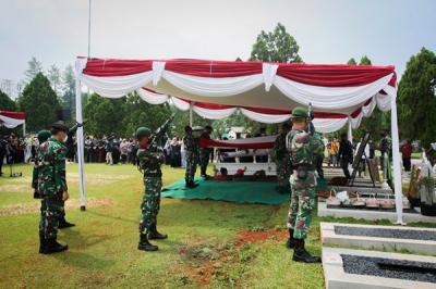 Prajurit TNI membawa peti jenazah mantan ketua BPK Harry Azhar untuk dimakamkan di Taman Makam Pahlawan (TMP) Kalibata, Jakarta Timur, Minggu (19/12/2021).