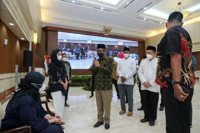 Suasana penghormatan terakhir untuk almarhum mantan ketua BPK, Harry Azhar di Kantor Badan Pengawas Keuangan, Jakarta, Minggu (19/12/2021).