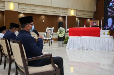 Suasana penghormatan terakhir untuk almarhum mantan ketua BPK, Harry Azhar di Kantor Badan Pengawas Keuangan, Jakarta, Minggu (19/12/2021).