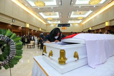 Suasana penghormatan terakhir untuk almarhum mantan ketua BPK, Harry Azhar di Kantor Badan Pengawas Keuangan, Jakarta, Minggu (19/12/2021).