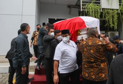 Suasana penghormatan terakhir untuk almarhum mantan ketua BPK, Harry Azhar di Kantor Badan Pengawas Keuangan, Jakarta, Minggu (19/12/2021).