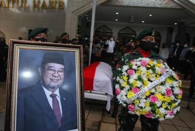 Suasana penghormatan terakhir untuk almarhum mantan ketua BPK, Harry Azhar di Kantor Badan Pengawas Keuangan, Jakarta, Minggu (19/12/2021).
