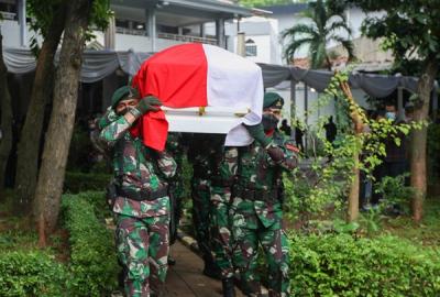 Suasana penghormatan terakhir untuk almarhum mantan ketua BPK, Harry Azhar di Kantor Badan Pengawas Keuangan, Jakarta, Minggu (19/12/2021).