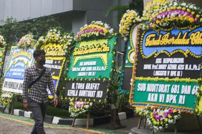 Puluhan karangan bunga ucapan dukacita untuk almarhum mantan Ketua BPK Harry Azhar di Kantor Badan Pengawas Keuangan (BPK), Jakarta, Minggu (19/12/2021).