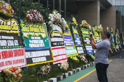 Puluhan karangan bunga ucapan dukacita untuk almarhum mantan Ketua BPK Harry Azhar di Kantor Badan Pengawas Keuangan (BPK), Jakarta, Minggu (19/12/2021).