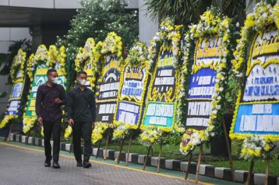Puluhan karangan bunga ucapan dukacita untuk almarhum mantan Ketua BPK Harry Azhar di Kantor Badan Pengawas Keuangan (BPK), Jakarta, Minggu (19/12/2021).