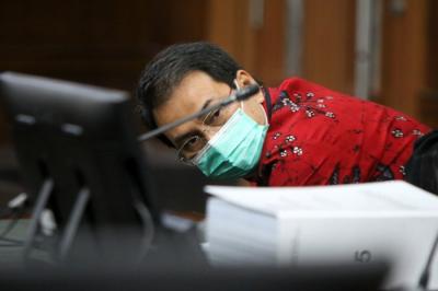 Terdakwa Mantan Wakil ketua DPR RI Azis Syamsuddin menjalani sidang di pengadilan Tipikor, Jakarta, Senin (20/12/2021).