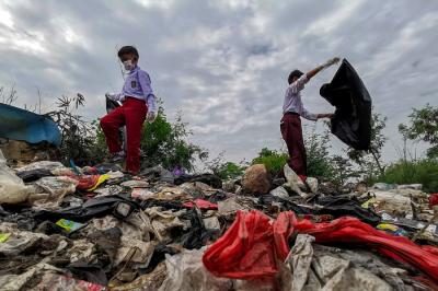 Anak-anak SDN Dayeukolot 07 Bolero saat mengikuti kegiatan bagaimana cara meningkatkan kualitas pinggir sungai Citarum dengan mengumpulkan sampah.