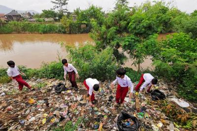 Anak-anak SDN Dayeukolot 07 Bolero saat mengikuti kegiatan bagaimana cara meningkatkan kualitas pinggir sungai Citarum dengan mengumpulkan sampah.