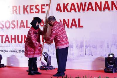 Menteri Sosial Tri Rismaharini saat menghadiri perayaan Hari Kesetiakawanan Sosial Nasional (HKSN).