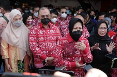 Menteri Sosial Tri Rismaharini saat menghadiri perayaan Hari Kesetiakawanan Sosial Nasional (HKSN).