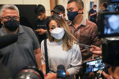 Aktris Nirina Zubir saat ditemui di Ditreskrimum Polda Metro Jaya, Jakarta Selatan, Senin (20/12/2021).