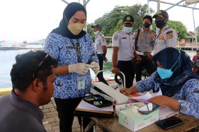 Petugas Dinas Kesehatan Kepulauan Seribu Utara, Provinsi DKI Jakarta melakukan pemeriksaan kepada nahkoda atau kapten kapal.