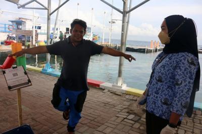 Petugas Dinas Kesehatan Kepulauan Seribu Utara, Provinsi DKI Jakarta melakukan pemeriksaan kepada nahkoda atau kapten kapal.