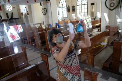 Pengurus panitia Natal membersihkan area Gereja Katedral, Makassar, Senin (20/12/2021).