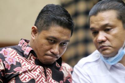 Mantan Penyidik KPK Robin Pattuju menjalani sidang di Pengadilan Tipikor, Jakarta, Senin (20/12/2021).