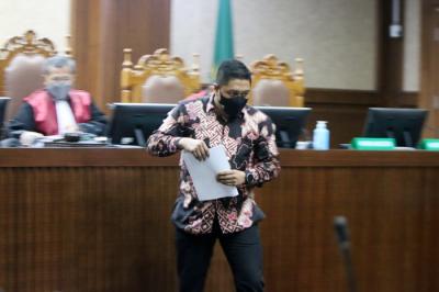 Mantan Penyidik KPK Robin Pattuju menjalani sidang di Pengadilan Tipikor, Jakarta, Senin (20/12/2021).