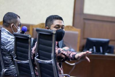 Mantan Penyidik KPK Robin Pattuju menjalani sidang di Pengadilan Tipikor, Jakarta, Senin (20/12/2021).