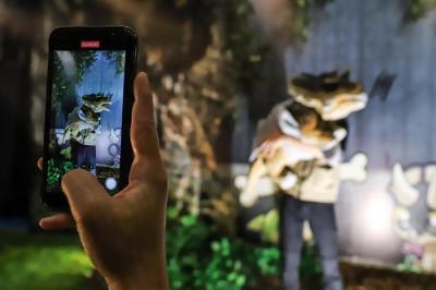 Pengunjung menyaksikan replika hewan prasejarah dalam wahana Dino Factory by Dino Island di Mal Kota Kasablanka, Jakarta Selatan, Senin (20/12/2021).