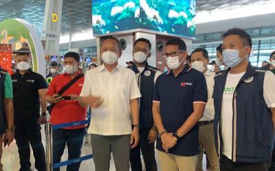 Menparekraf Sandiaga Uno melakukan kunjungan ke Terminal 2 dan 3 Bandara Soekarno-Hatta, Tangerang, Banten, Minggu (19/12/2021).