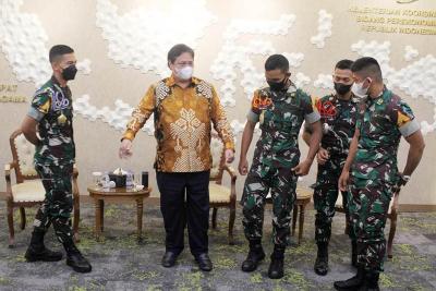 Menko Perekonomian Airlangga Hartarto menerima dan sekaligus memberikan pembekalan kepada 31 Taruna TK III AKMIL (Sermadatar) di kantor Kementerian Koordinator