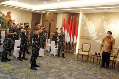 Menko Perekonomian Airlangga Hartarto menerima dan sekaligus memberikan pembekalan kepada 31 Taruna TK III AKMIL (Sermadatar) di kantor Kementerian Koordinator