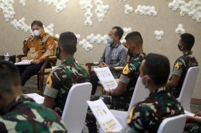 Menko Perekonomian Airlangga Hartarto menerima dan sekaligus memberikan pembekalan kepada 31 Taruna TK III AKMIL (Sermadatar) di kantor Kementerian Koordinator