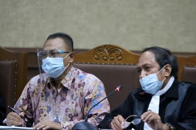 Terdakwa Direktur Pemeriksaan dan Penagihan pada Direktorat Jenderal Pajak (2016-2019) Angin Prayitno Aji menjalani sidang perdana di Pengadilan Tipikor.