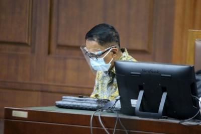 Terdakwa Direktur Pemeriksaan dan Penagihan pada Direktorat Jenderal Pajak (2016-2019) Angin Prayitno Aji menjalani sidang perdana di Pengadilan Tipikor.