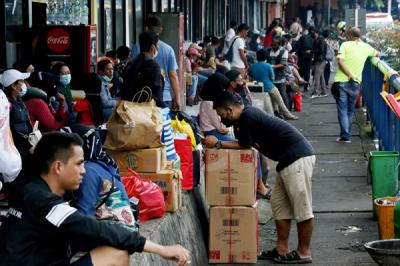 Calon penumpang menunggu kedatangan bus di Terminal Bus Antarkota Antarprovinsi (AKAP) Kampung Rambutan, Jakarta, Selasa (21/12/2021).