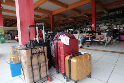 Calon penumpang menunggu kedatangan bus di Terminal Bus Antarkota Antarprovinsi (AKAP) Kampung Rambutan, Jakarta, Selasa (21/12/2021).