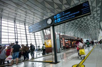 Suasana aktivitas di Terminal Bandara Soekarno Hatta, Tangerang, Banten, Senin (20/12/2021).