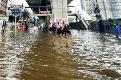 Pengendara tidak dapat melintas akibat genangan air yang cukup tinggi di Jakarta Selatan, Selasa (21/12/2021).