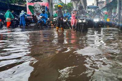 Pengendara tidak dapat melintas akibat genangan air yang cukup tinggi di Jakarta Selatan, Selasa (21/12/2021).