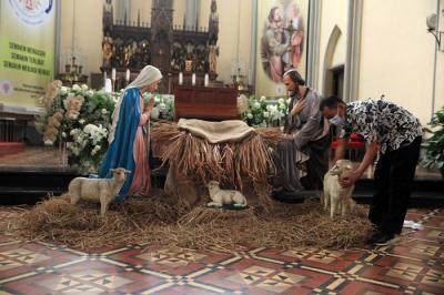 Pekerja melakukan persiapan jelang ibadah Natal di Gereja Katedral, Jakarta, Senin (20/12/2021).