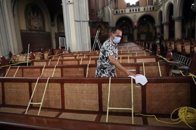 Pekerja melakukan persiapan jelang ibadah Natal di Gereja Katedral, Jakarta, Senin (20/12/2021).
