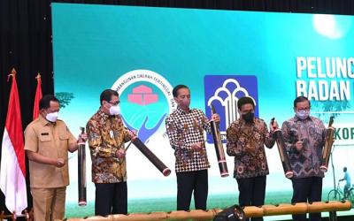 Presiden Joko Widodo menekankan pentingnya melibatkan Badan Usaha Milik Desa (BUM Desa) untuk melakukan transformasi ekonomi di desa.
